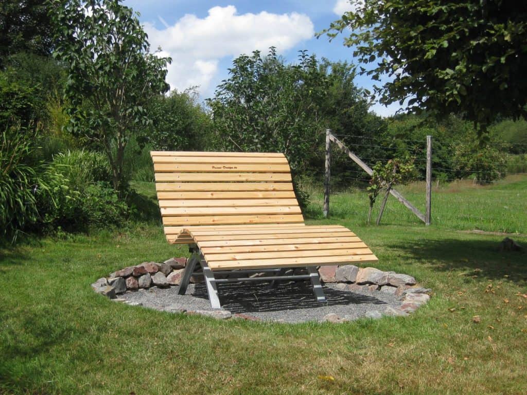 Waldsofa mit Lärchenholz auf einer grünen Wiese